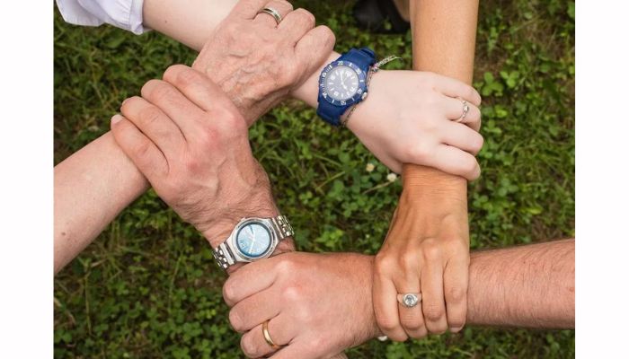 Como irmãos podem aprender a cuidar dos pais sem brigas 